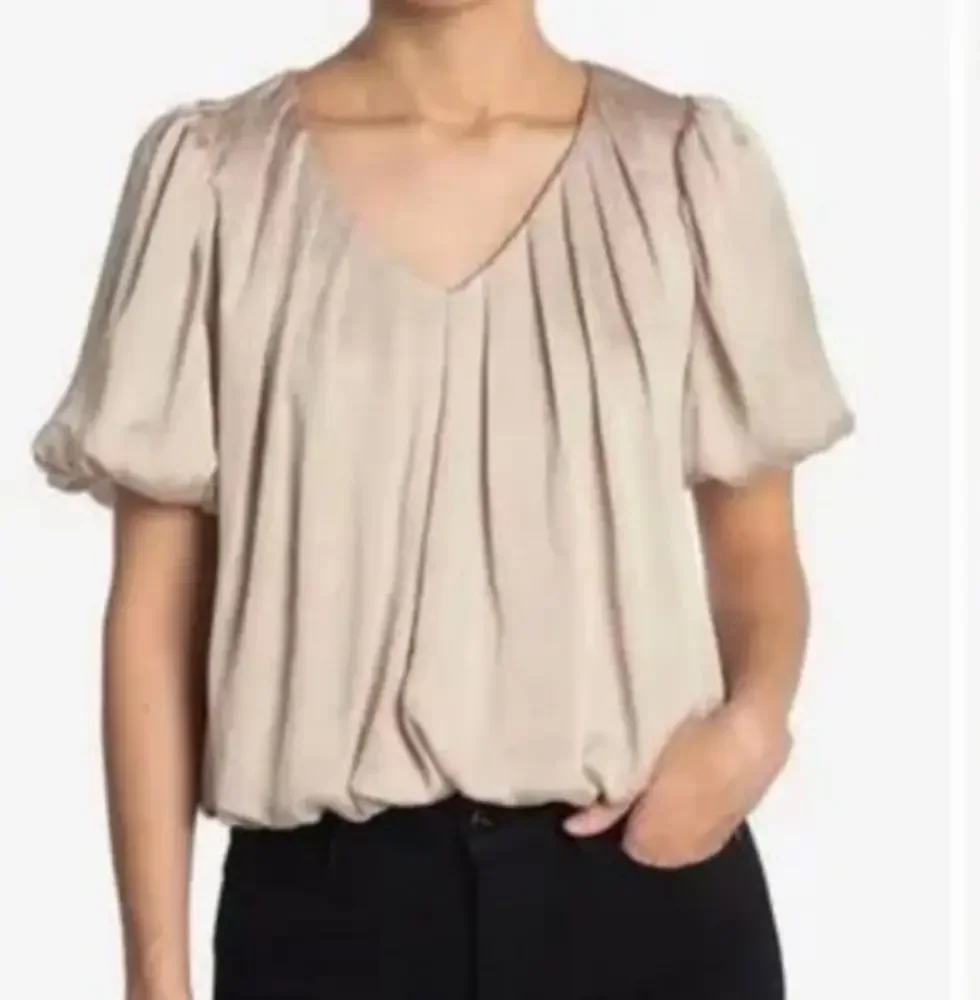 ASTR THE LABEL Women's Bubble Hem Short Sleeve V-Neck Blouse Top Champagne Small - Picture 1 of 8